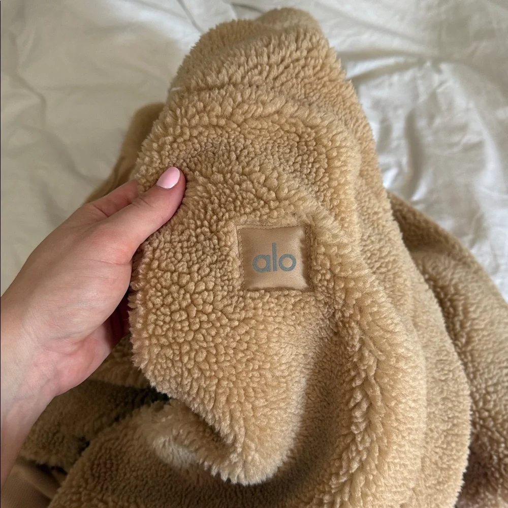 Alo Foxy Sherpa jacket - size Large in color Camel - Picture 6 of 7